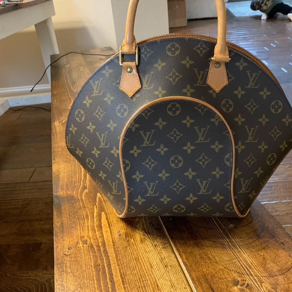 Louis Vuitton Ellipse handbag. Excellent condition. Lock and keys included.